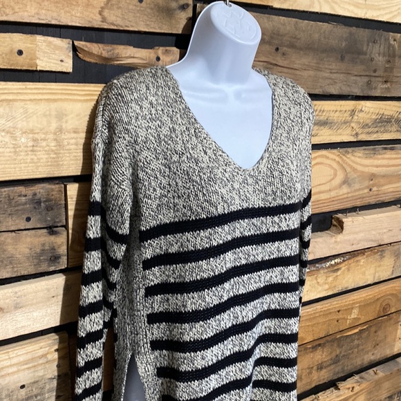 Alya Side Slit Black And Gray Cozy Soft Sweater Size Medium - Picture 2 of 8